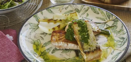 Lomos de Salmón Noruego fresco a la brasa con cebolleta y ajo Lomos de Salmón Noruego fresco a la brasa con cebolleta y ajo