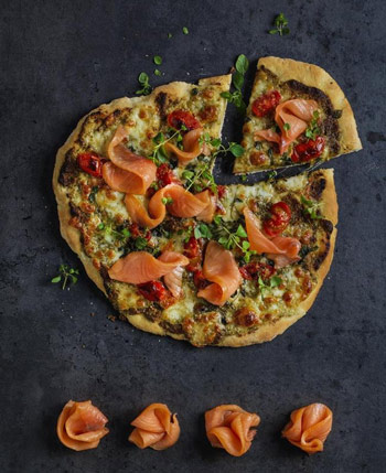 Pizza con pesto, mozzarella y salmón ahumado noruego