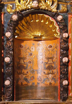 Detalle de la decoración de la hornacina correspondiente a santa Bárbara