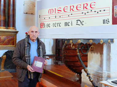 Santiago Izquierdo presentando el libro "Miserere"