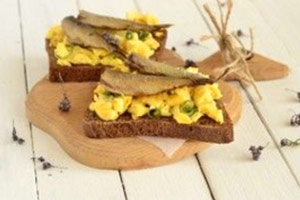 Huevos revueltos de sardinas secas con patata Huevos revueltos de sardinas secas con patata