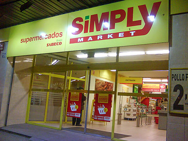Supermercado Simply en la calle Burgo de Osma