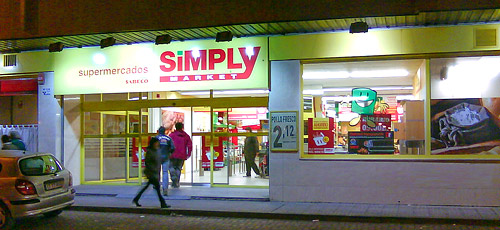 Supermercado Simply en la calle Burgo de Osma