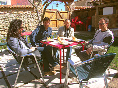 Degustando tapas en una terraza
