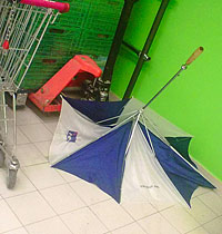 El viento afectó a muchos viandantes