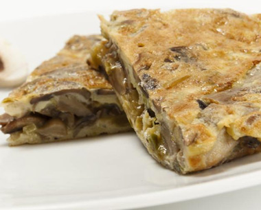 Tortilla de setas colmenillas con cebolla