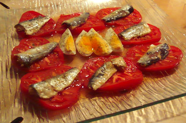 Ensalada de sardinas en huevo y tomate