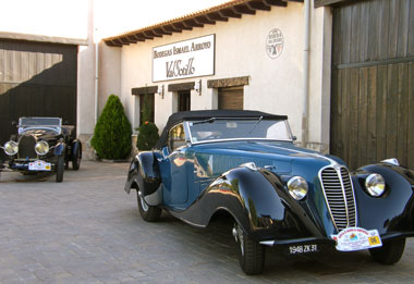 Un Delahaye (en primer término) valorado en un millón de euros, junto a un antiguo Bugatti