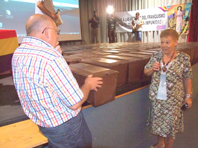 Acto de entrega de uno de los féretros