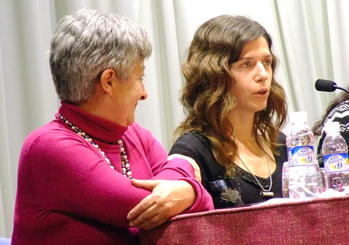 Izaskun Gracia junto a la también escritora Olga Araúzo, Fotografía: J.Marqués