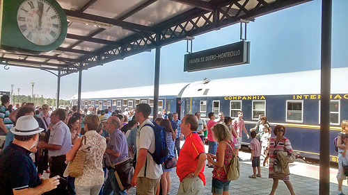 Fotografía: Javier Marqués | El tren en el andén de la Estación de Aranda de Duero