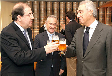 Juan Vicente Herrera brinda con los responsables de Mahou y San Miguel Fotografía: Agencias
